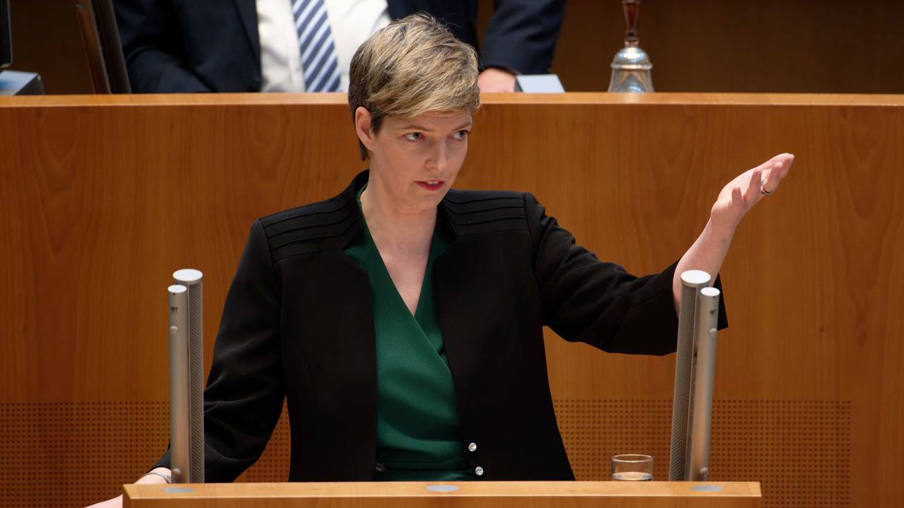 Die Abgeordnete Wibke Brems (Bündnis 90/ Die Grünen), spricht bei einer Plenarsitzung am 20.12.2022 im NRW-Landtag in Düsseldorf. Thema: Landeshaushalt für 2023.