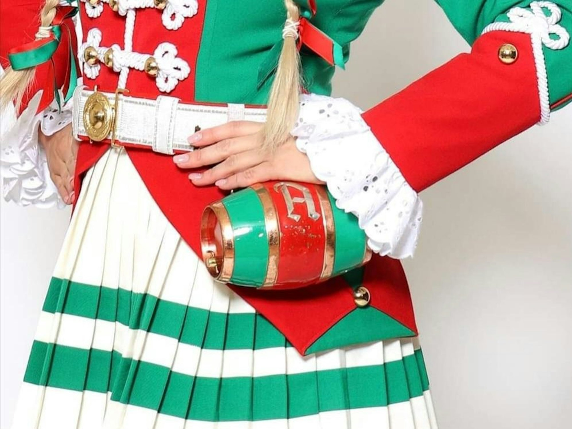 Eine Tanzmarie steht vor einer Wand.