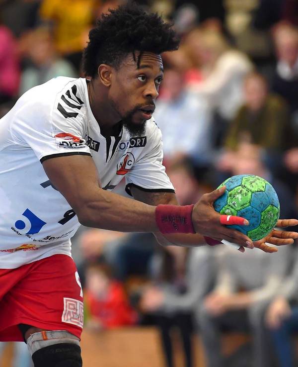 Gary Hines im Spiel gegen den HC Erlangen II am Ball.