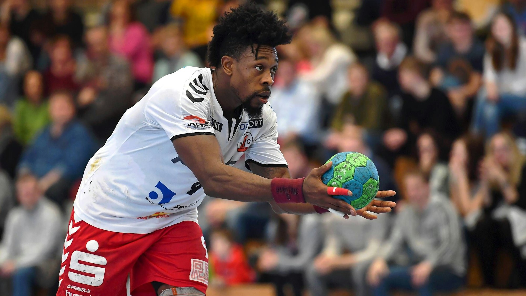 Gary Hines im Spiel gegen den HC Erlangen II am Ball.