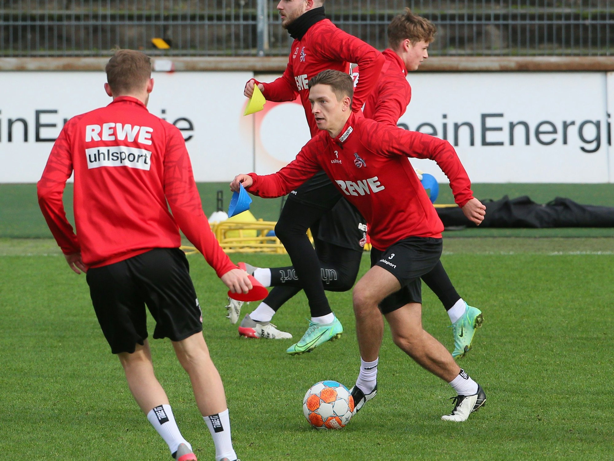 Noah Katterbach im Training des 1. FC Köln.