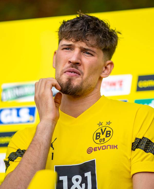 Dortmunds Torwart Gregor Kobel spricht während der Medienrunde mit den Journalisten.
