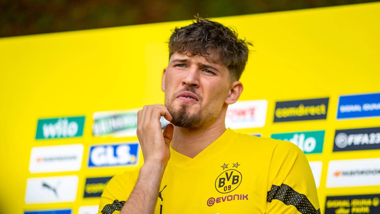 Dortmunds Torwart Gregor Kobel spricht während der Medienrunde mit den Journalisten.