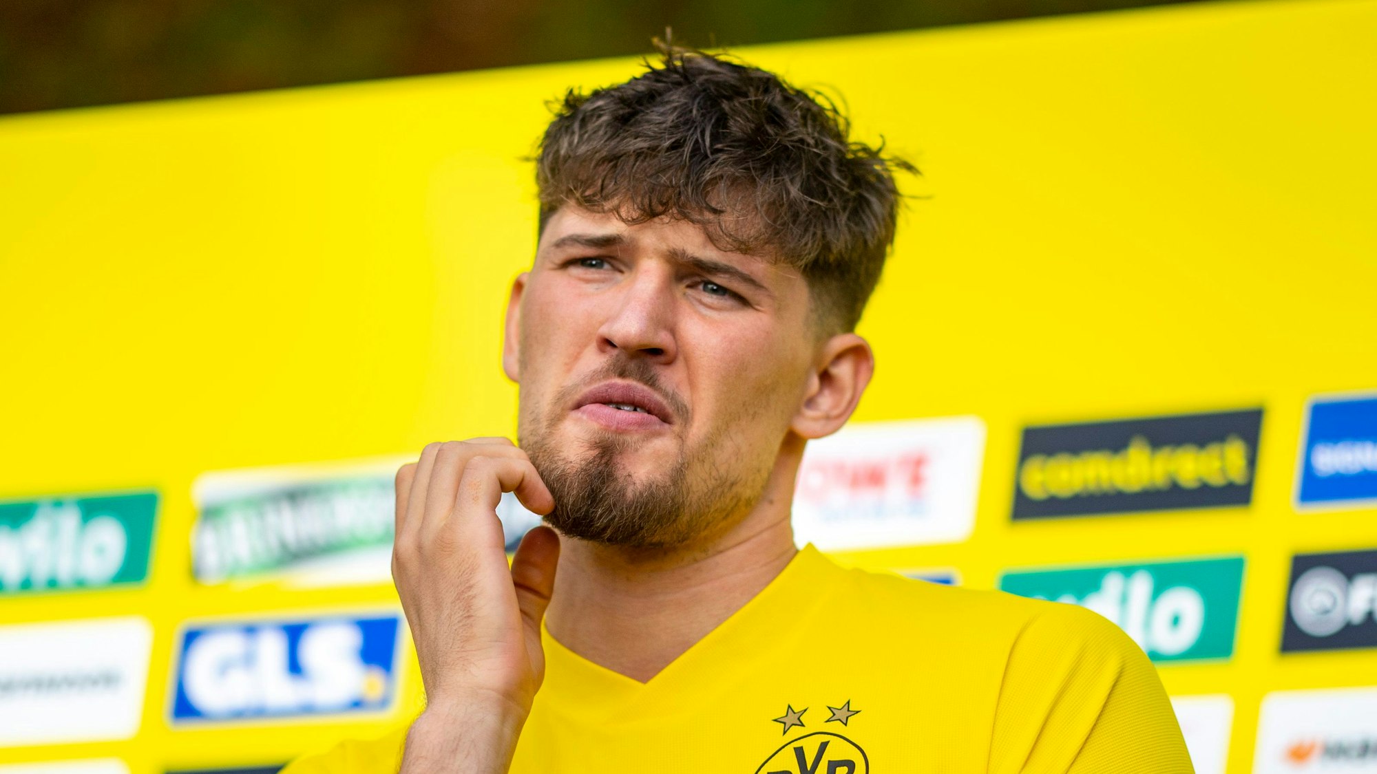 Dortmunds Torwart Gregor Kobel spricht während der Medienrunde mit den Journalisten.