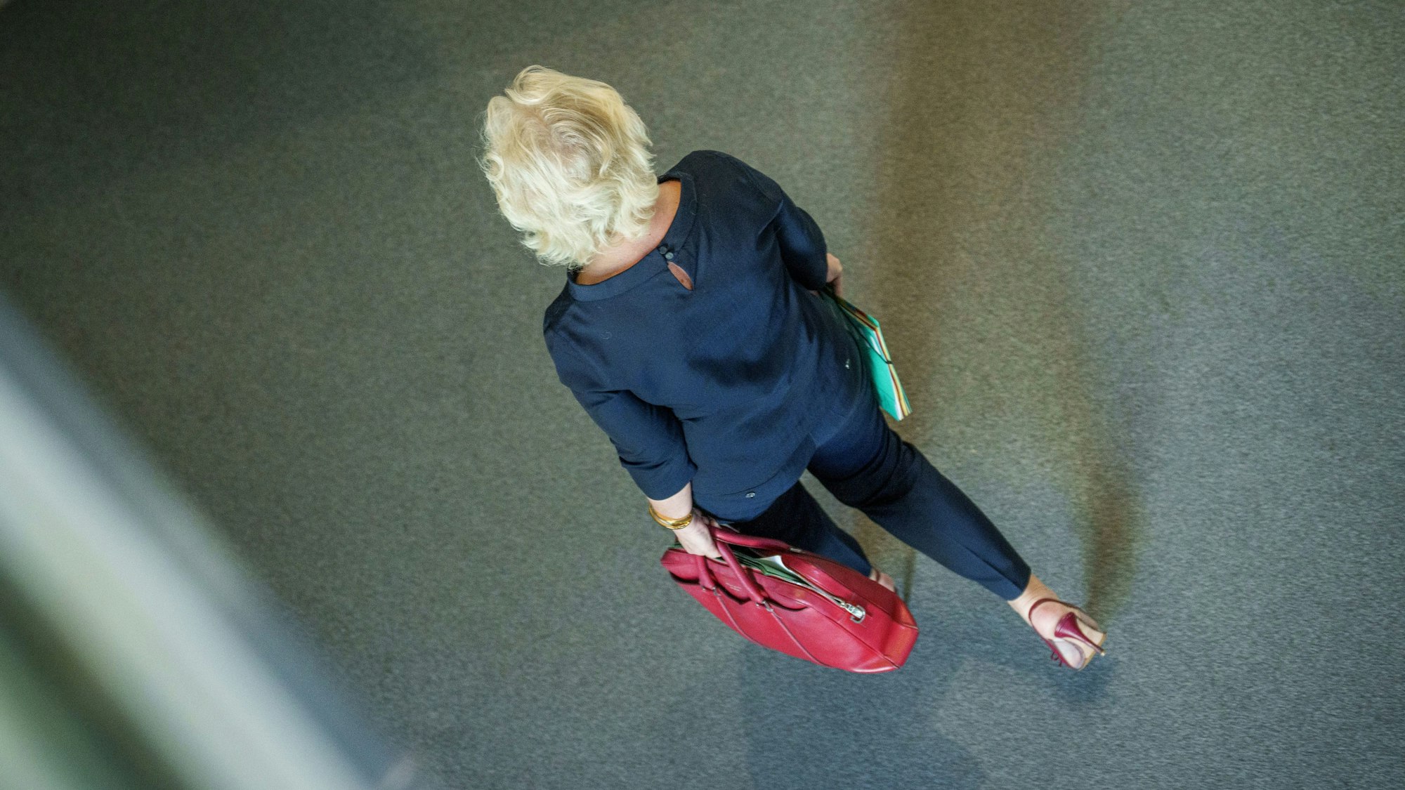 ARCHIV - 19.05.2022, Berlin: Christine Lambrecht (SPD), Verteidigungsministerin, verlässt den Plenarsaal im Bundestag. Foto: Michael Kappeler/dpa +++ dpa-Bildfunk +++