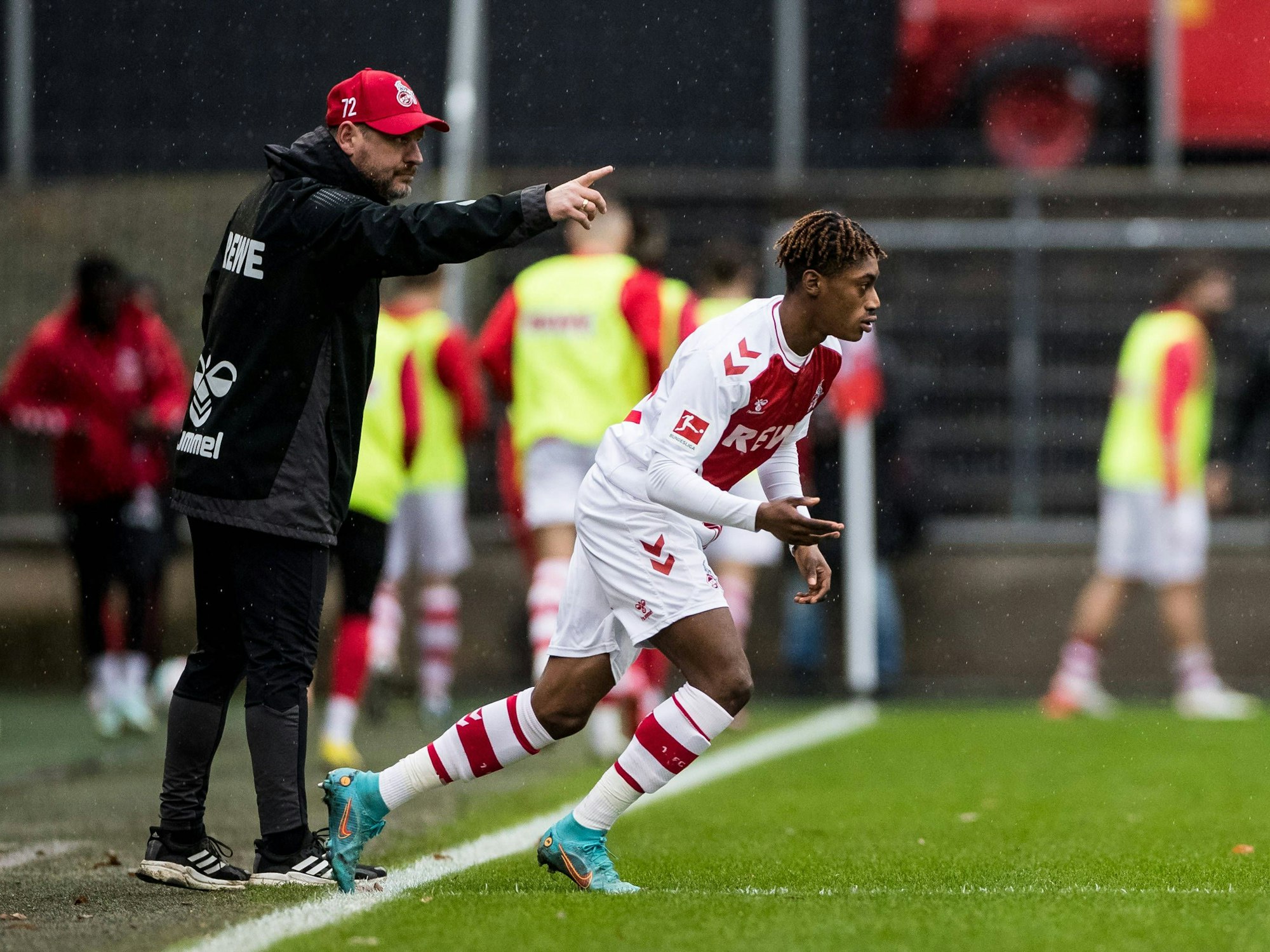 Steffen Baumgart schickt Justin Diehl auf das Feld.