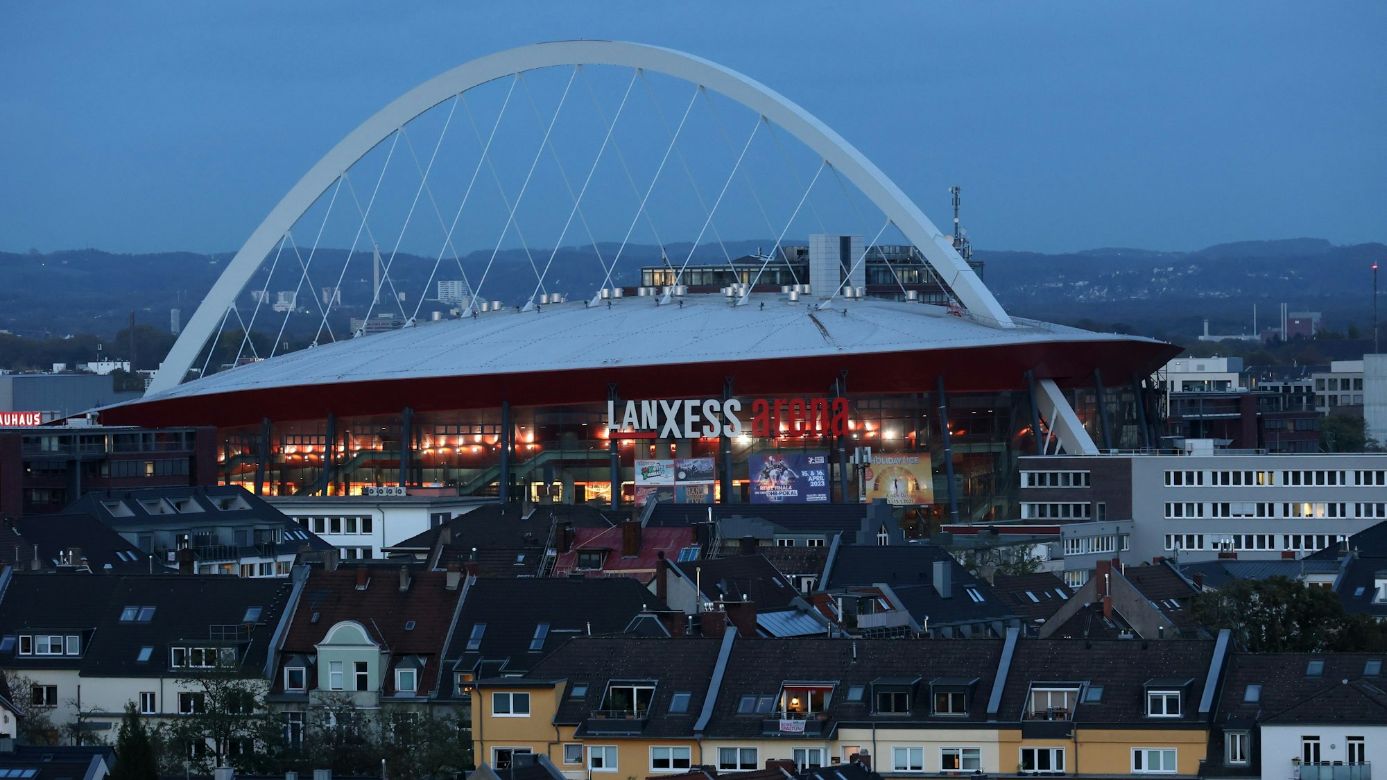 Die Lanxess-Arena in Köln-Deutz mit ihrem markanten Bogen.