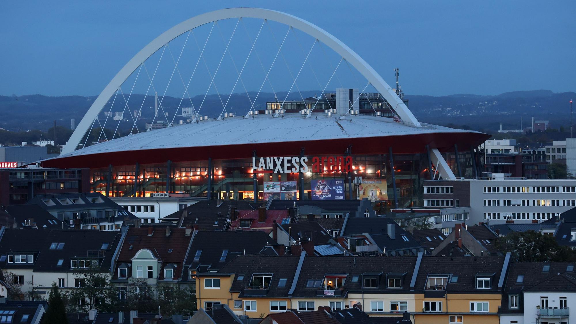 Die Kölner Lanxess-Arena vom Riesenrad der Deutzer Herbst Kirmes aus fotografiert