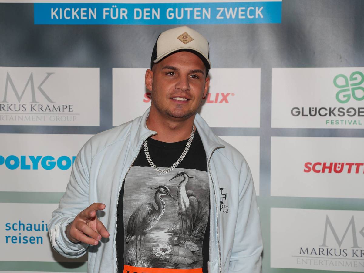 Pietro Lombardi posiert beim Hallenturnier für die Fotografen.