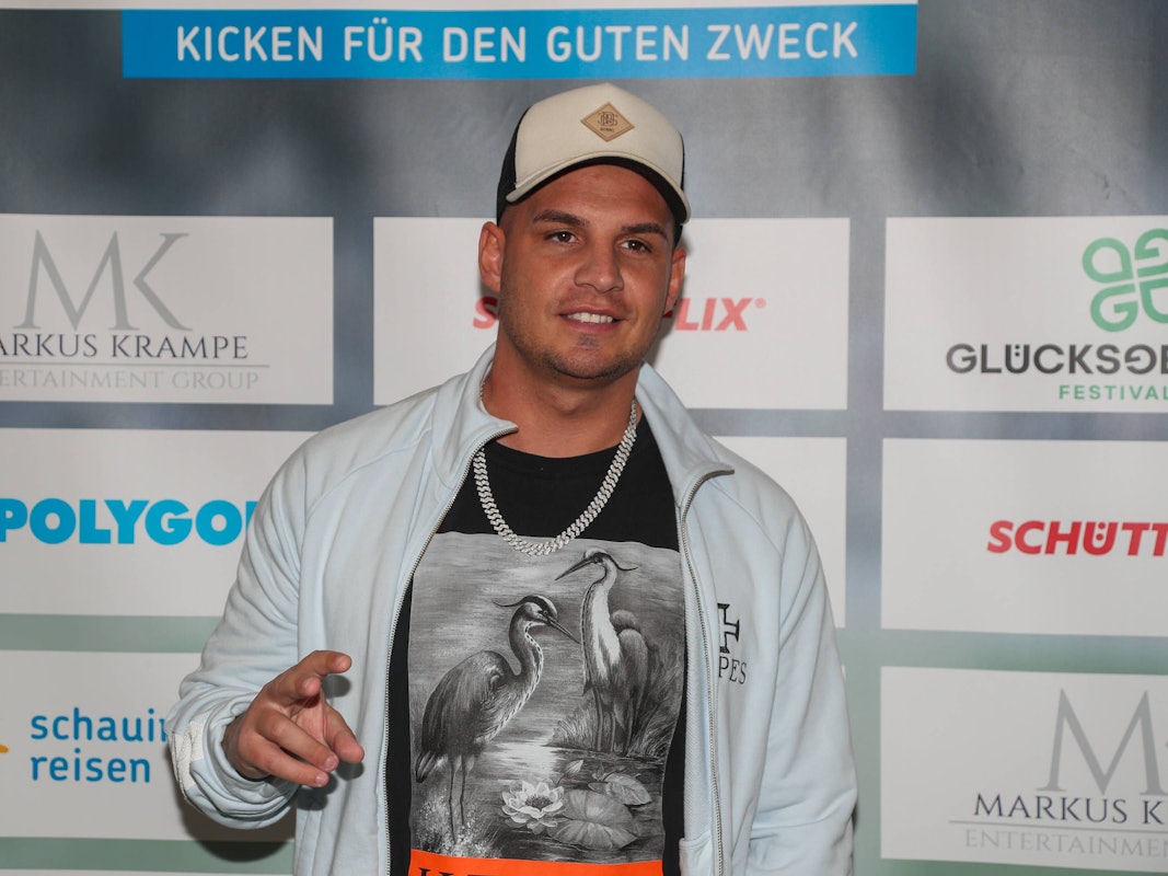 Pietro Lombardi posiert beim Hallenturnier für die Fotografen.