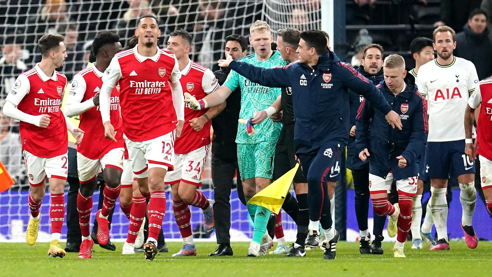 Aaron Ramsdale und die Spieler des FC Arsenal stehen in einer Traube zusammen.