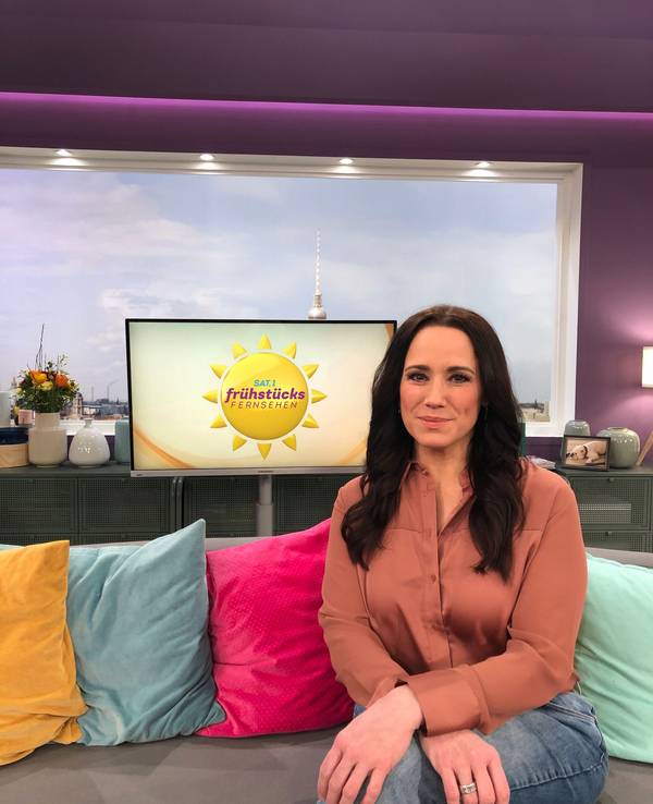 Simone Panteleit sitzt im Studio des Sat.1-Frühstücksfernsehens auf einer Couch.
