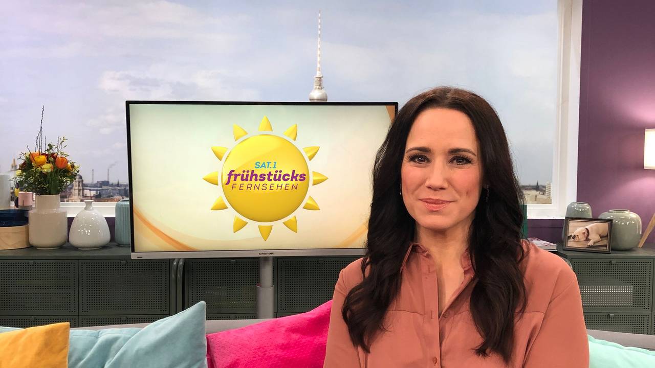 Simone Panteleit sitzt im Studio des Sat.1-Frühstücksfernsehens auf einer Couch.