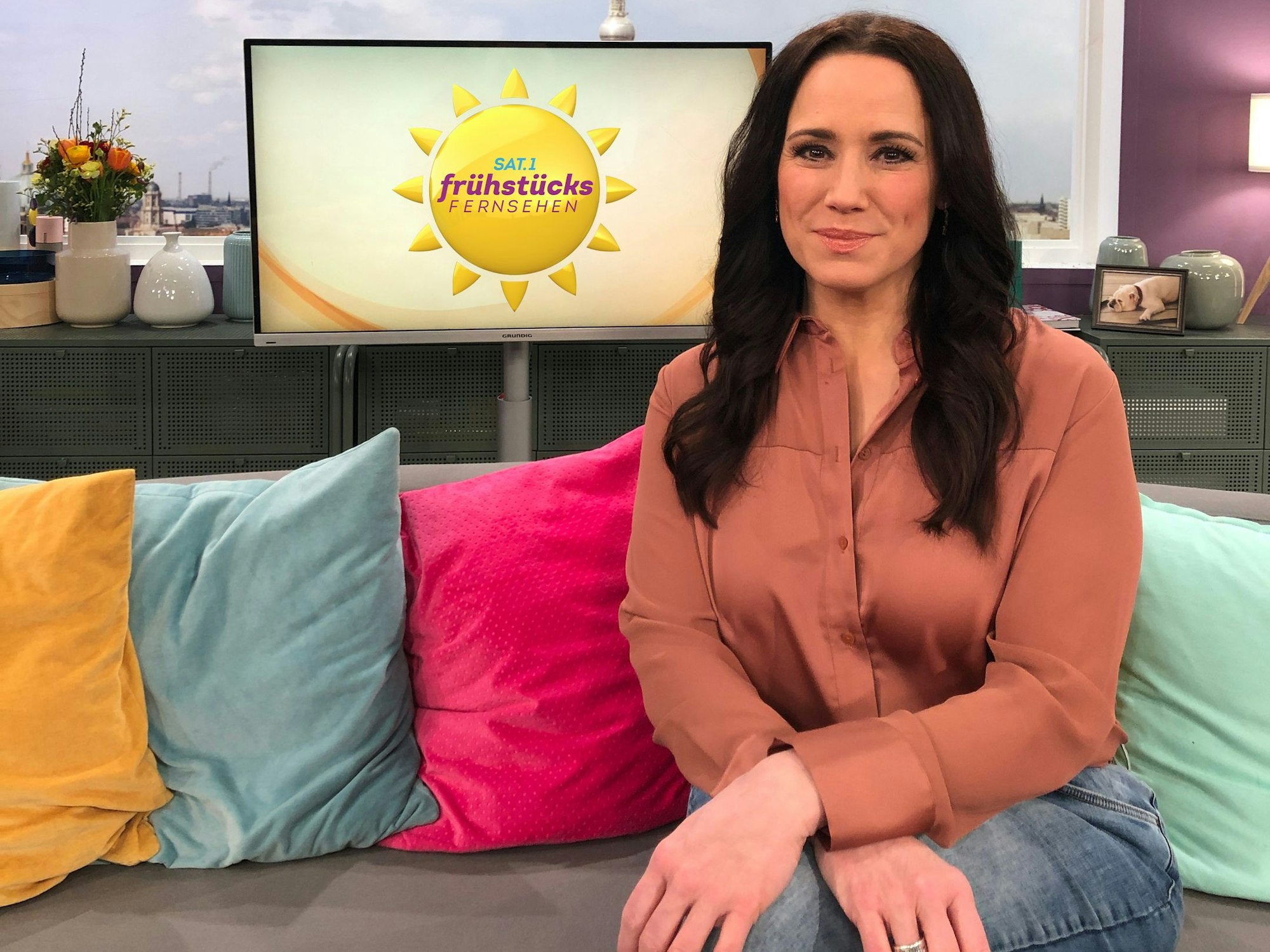 Simone Panteleit sitzt im Studio des Sat.1-Frühstücksfernsehens auf einer Couch.