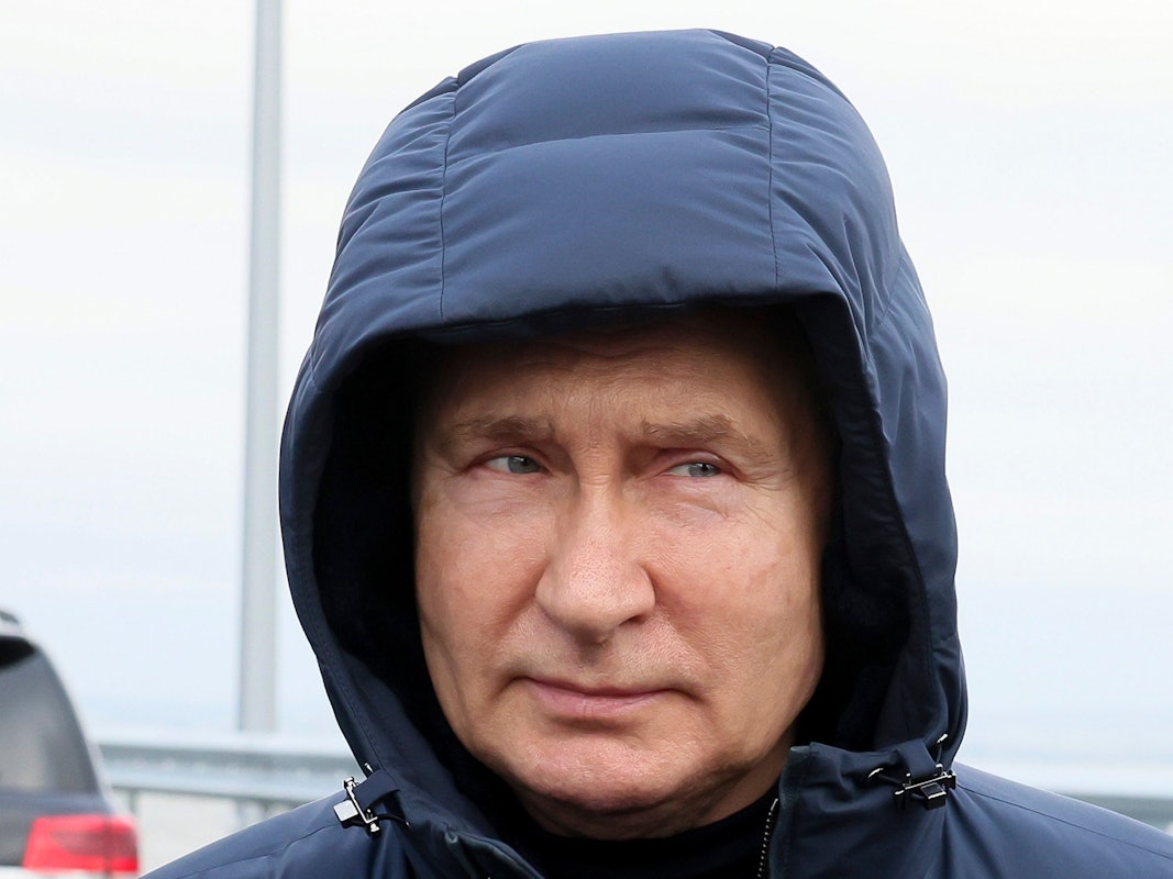 Der russische Präsident Wladimir Putin besucht am 5. Dezember die Krim-Brücke, die das russische Festland und die Halbinsel verbindet und im Oktober durch einen Bombenangriff beschädigt wurde. In Russland wächst unter den Hardlinern die Wut über das, was sie als „Zögern“ Putins und das Fehlen einer klaren Strategie ansehen. Die Krim könnte dabei Putins großer Schwachpunkt sein.