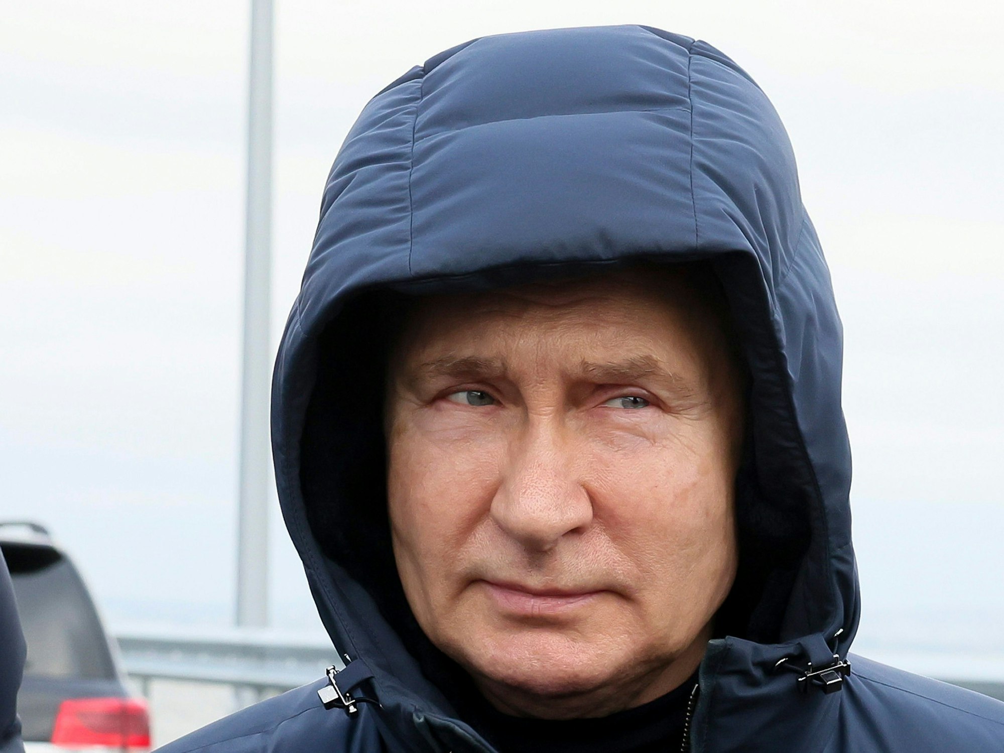 Der russische Präsident Wladimir Putin besucht am 5. Dezember die Krim-Brücke, die das russische Festland und die Halbinsel verbindet und im Oktober durch einen Bombenangriff beschädigt wurde. In Russland wächst unter den Hardlinern die Wut über das, was sie als „Zögern“ Putins und das Fehlen einer klaren Strategie ansehen. Die Krim könnte dabei Putins großer Schwachpunkt sein.