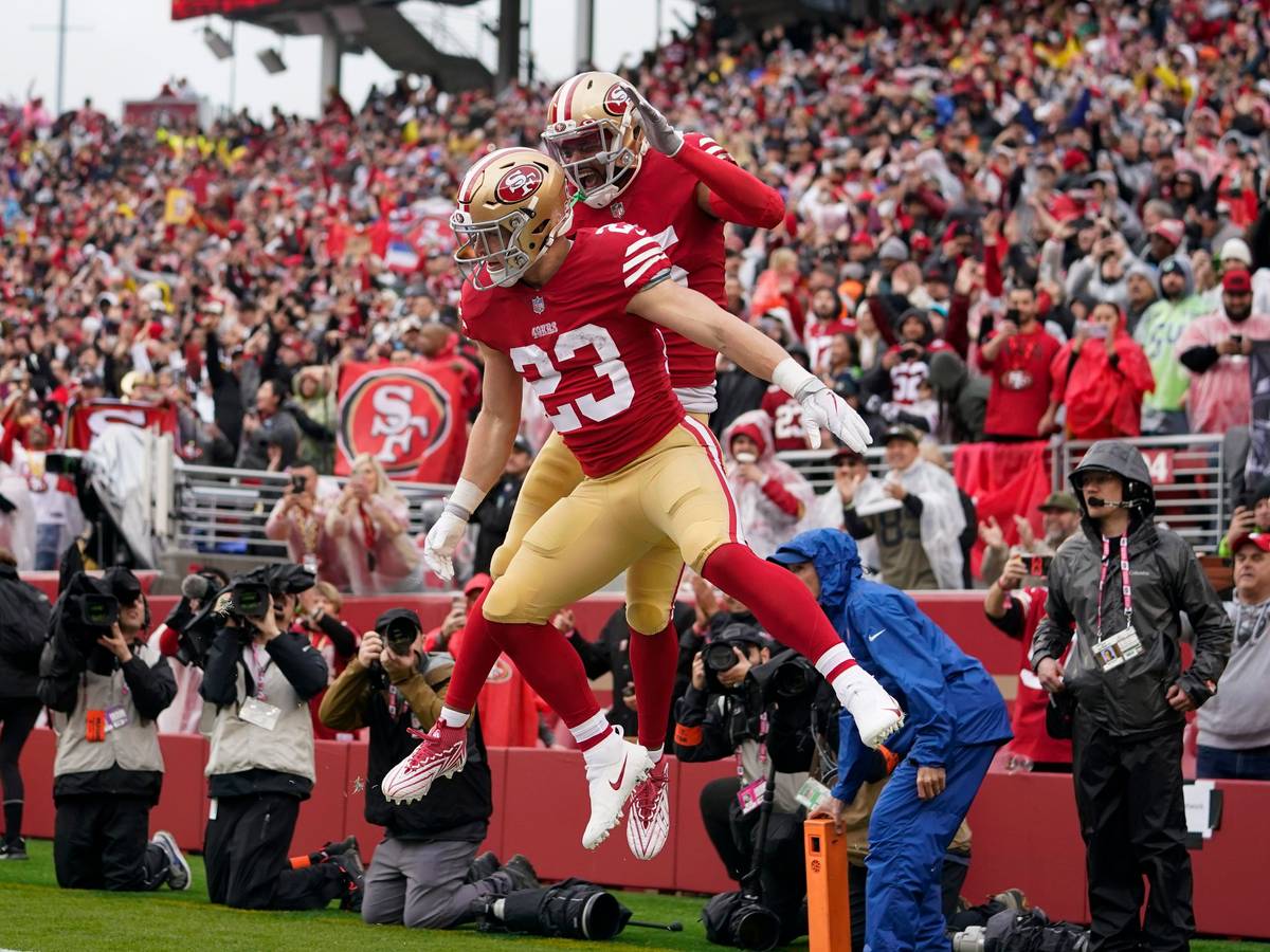 Christian McCaffrey (23), Runningback der San Francisco 49ers, und sein Teamkollege Jauan Jennings bejubeln einen Touchdown im NFL-Playoff-Spiel gegen die Seattle Seahawks am 14. Januar 2023.