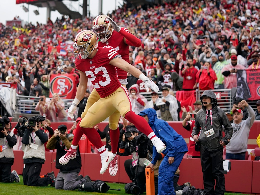 Christian McCaffrey (23), Runningback der San Francisco 49ers, und sein Teamkollege Jauan Jennings bejubeln einen Touchdown im NFL-Playoff-Spiel gegen die Seattle Seahawks am 14. Januar 2023.