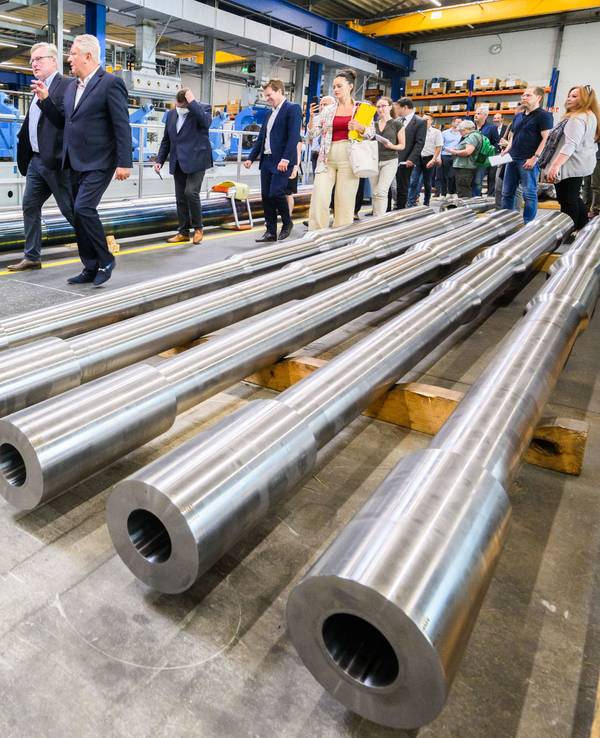 Niedersachsens damaliger Wirtschaftsminister Bernd Althusmann zusammen mit dem Rheinenergie-Chef Armin Papperger bei einer Führung durch das Werk Unterlüß (Archivbild von Juli 2022), wo die 120-mm-Glattrohrkanonen des Kampfpanzers Leopard 2 zu sehen sind.