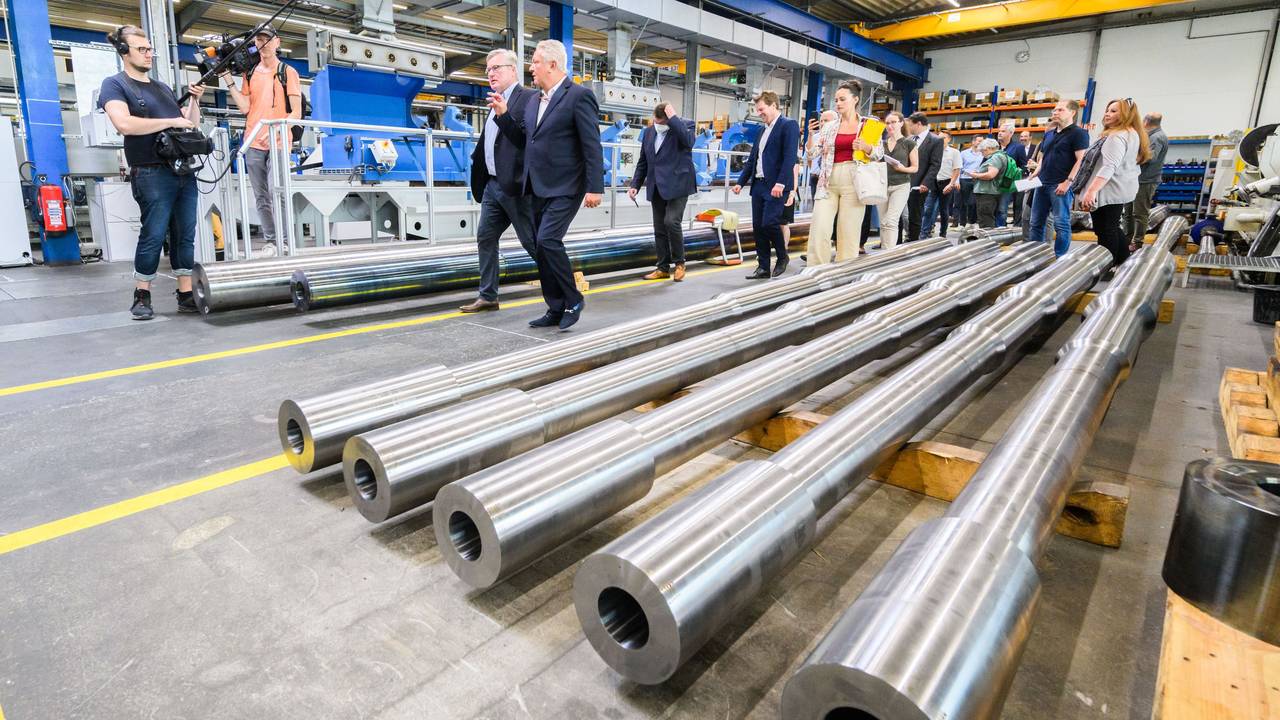 Niedersachsens damaliger Wirtschaftsminister Bernd Althusmann zusammen mit dem Rheinenergie-Chef Armin Papperger bei einer Führung durch das Werk Unterlüß (Archivbild von Juli 2022), wo die 120-mm-Glattrohrkanonen des Kampfpanzers Leopard 2 zu sehen sind.