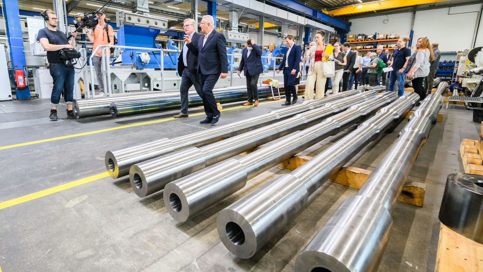 Niedersachsens damaliger Wirtschaftsminister Bernd Althusmann zusammen mit dem Rheinenergie-Chef Armin Papperger bei einer Führung durch das Werk Unterlüß (Archivbild von Juli 2022), wo die 120-mm-Glattrohrkanonen des Kampfpanzers Leopard 2 zu sehen sind.