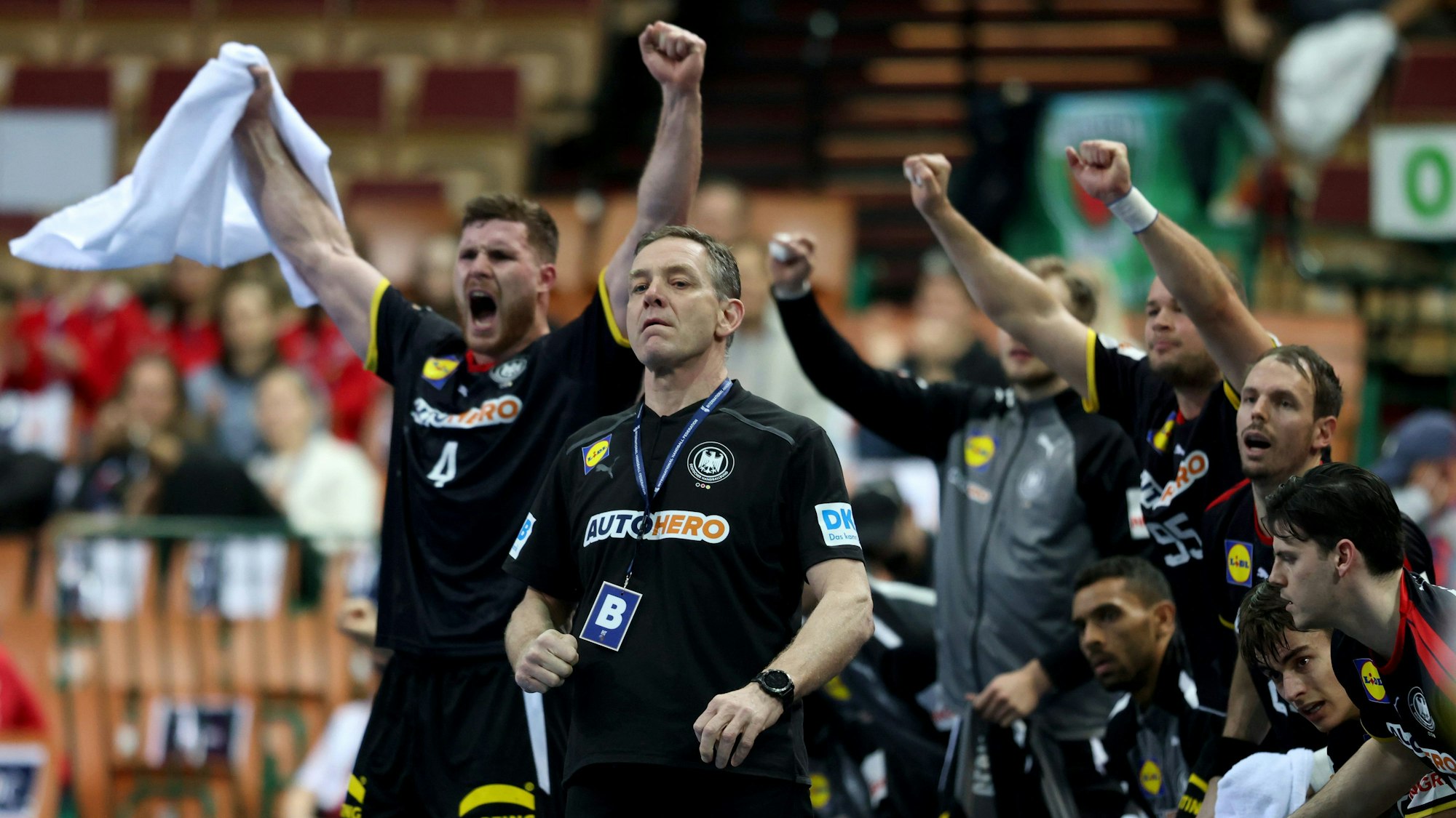 Deutschlands Johannes Golla jubelt an der Bank neben Deutschlands Trainer Alfred Gislason.