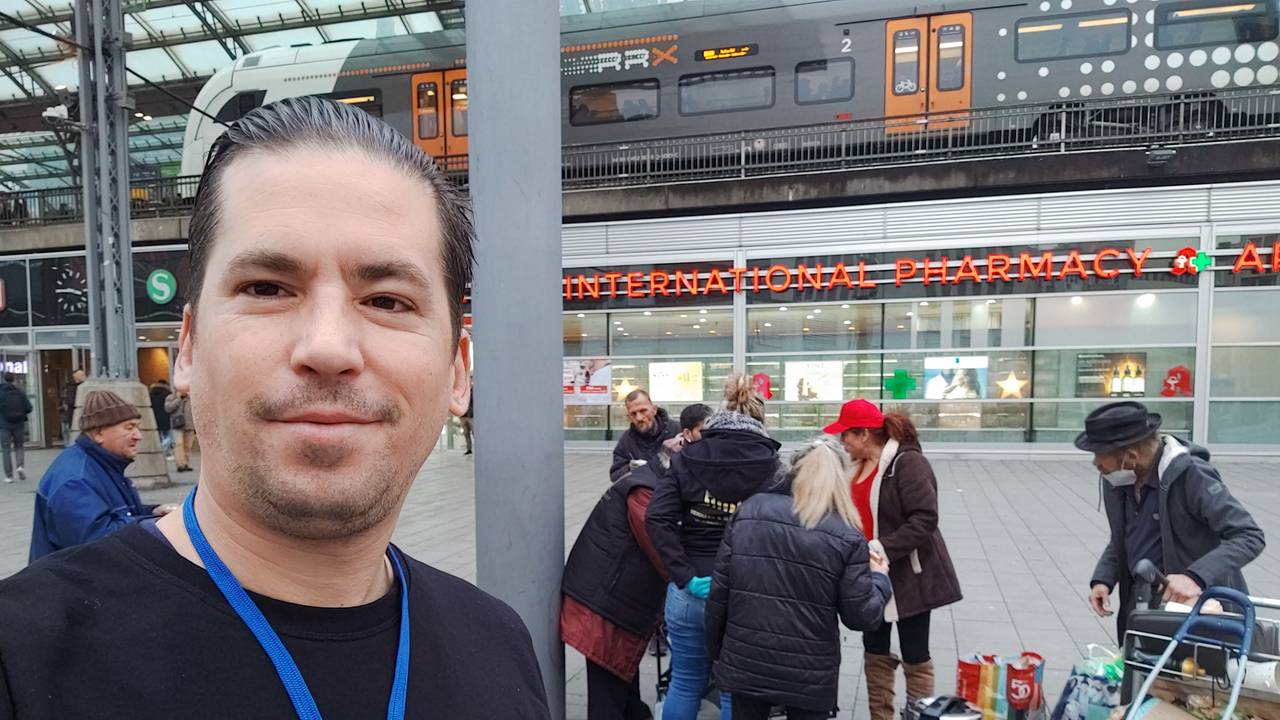 Ein Mann steht vor einer Gruppe und macht ein Selfie.