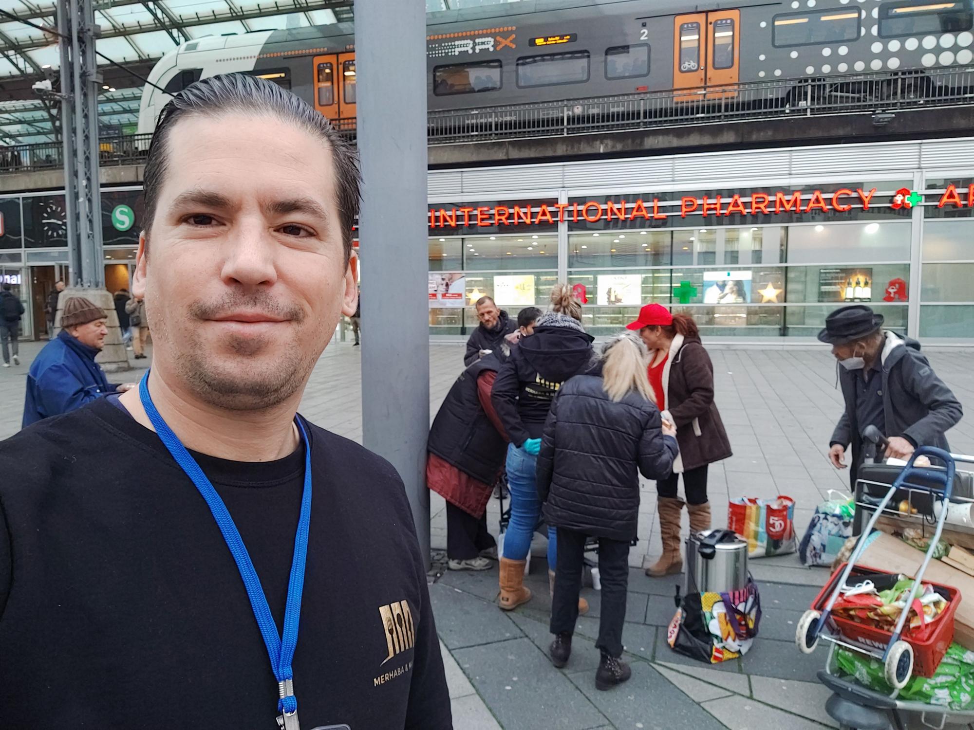 Ein Mann steht vor einer Gruppe und macht ein Selfie.