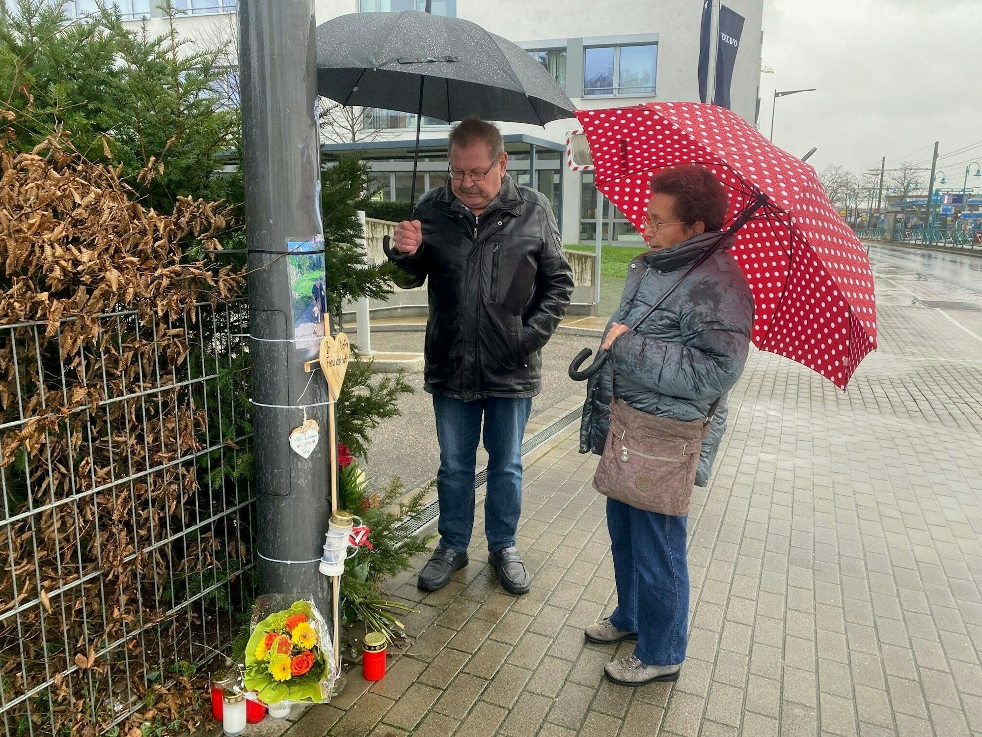 Ein befreundetes Ehepaar trauert am Unfallort.