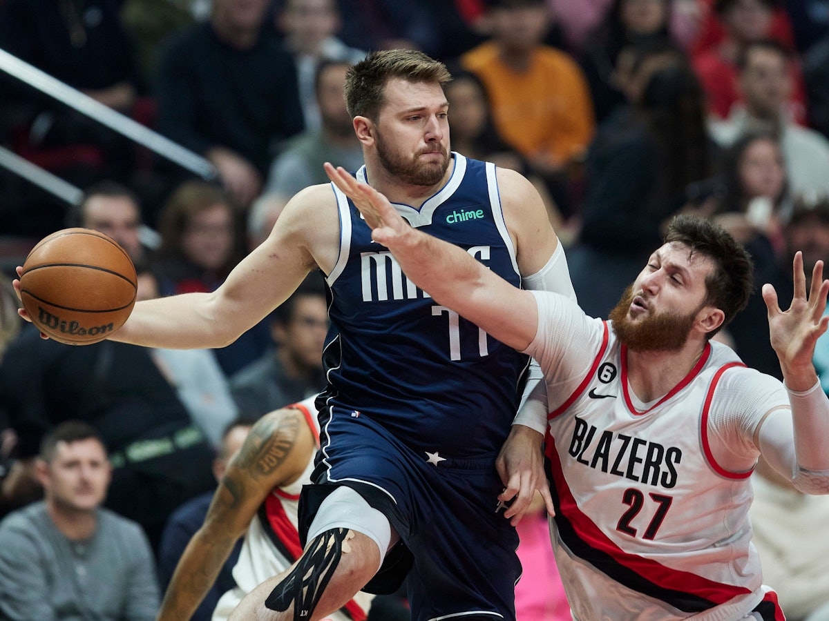 Dallas Mavericks Guard Luka Doncic (l) wirft den Ball vor Portland Trail Blazers Center Jusuf Nurkic.
