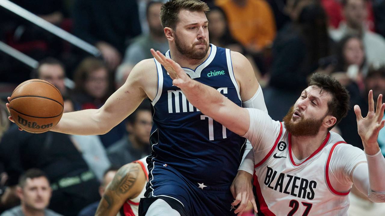 Dallas Mavericks Guard Luka Doncic (l) wirft den Ball vor Portland Trail Blazers Center Jusuf Nurkic.