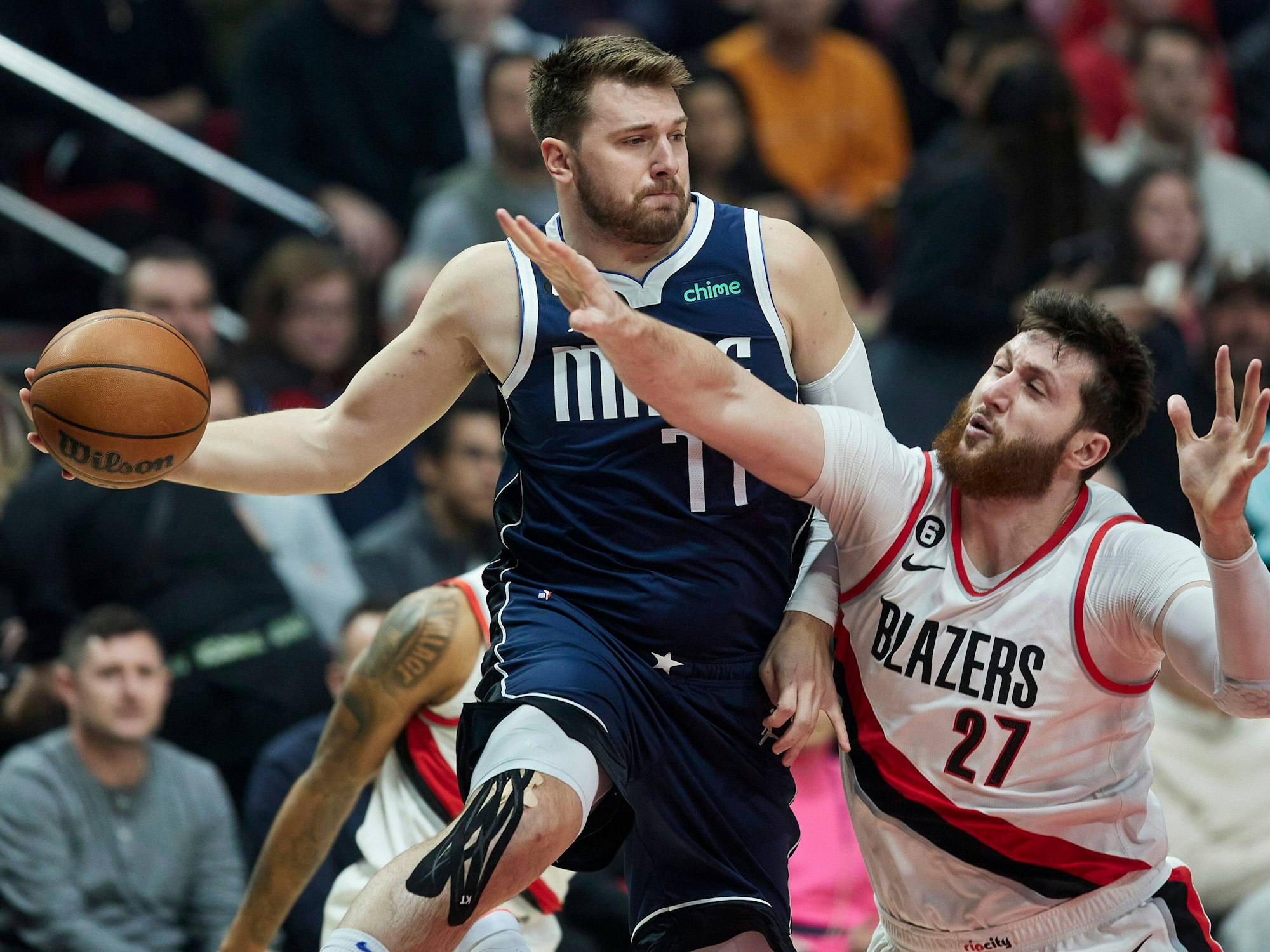Dallas Mavericks Guard Luka Doncic (l) wirft den Ball vor Portland Trail Blazers Center Jusuf Nurkic.