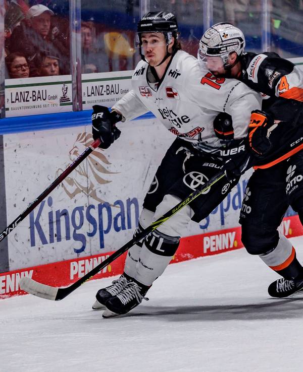 Louis-Marc Aubry und Reece Scarlett kämpfen um den Puck.