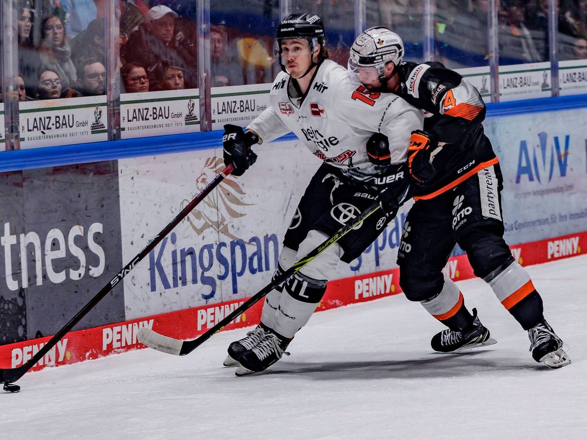 Louis-Marc Aubry und Reece Scarlett kämpfen um den Puck.