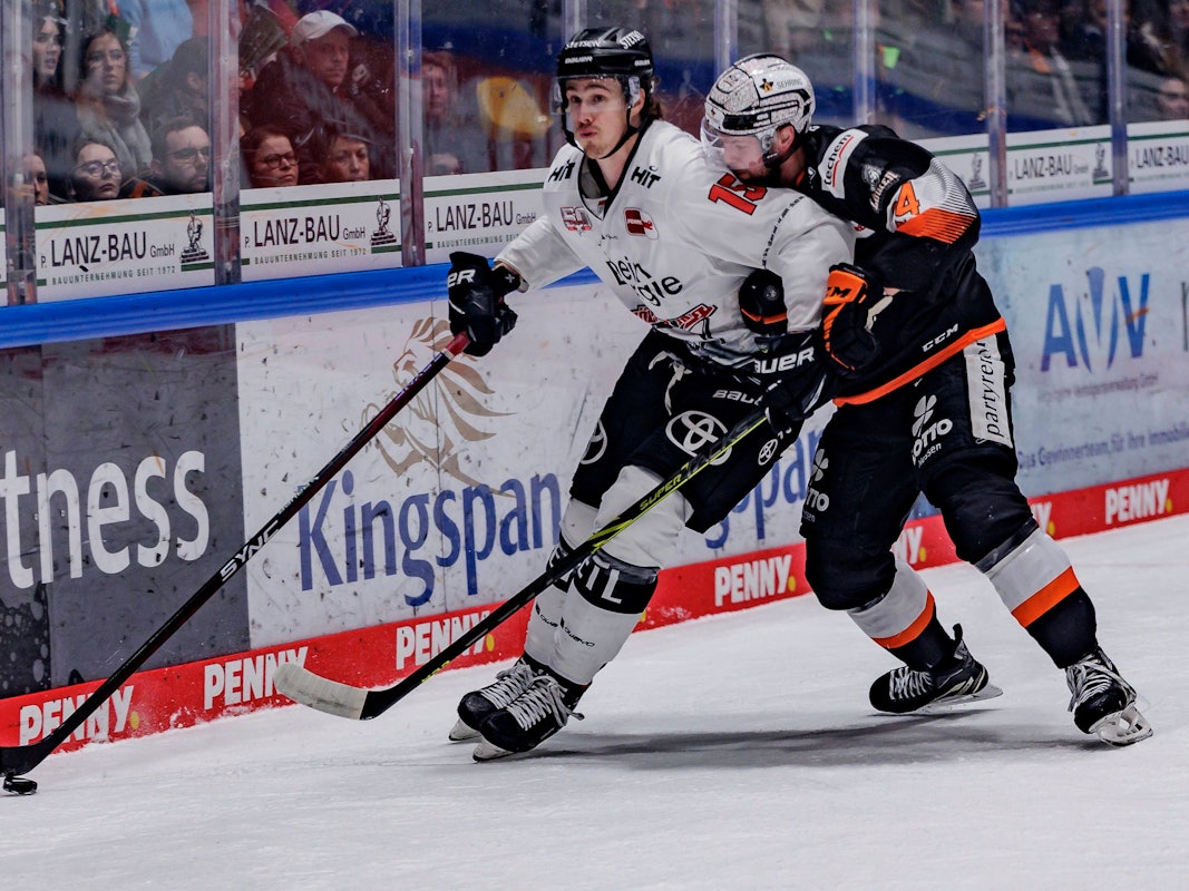 Louis-Marc Aubry und Reece Scarlett kämpfen um den Puck.