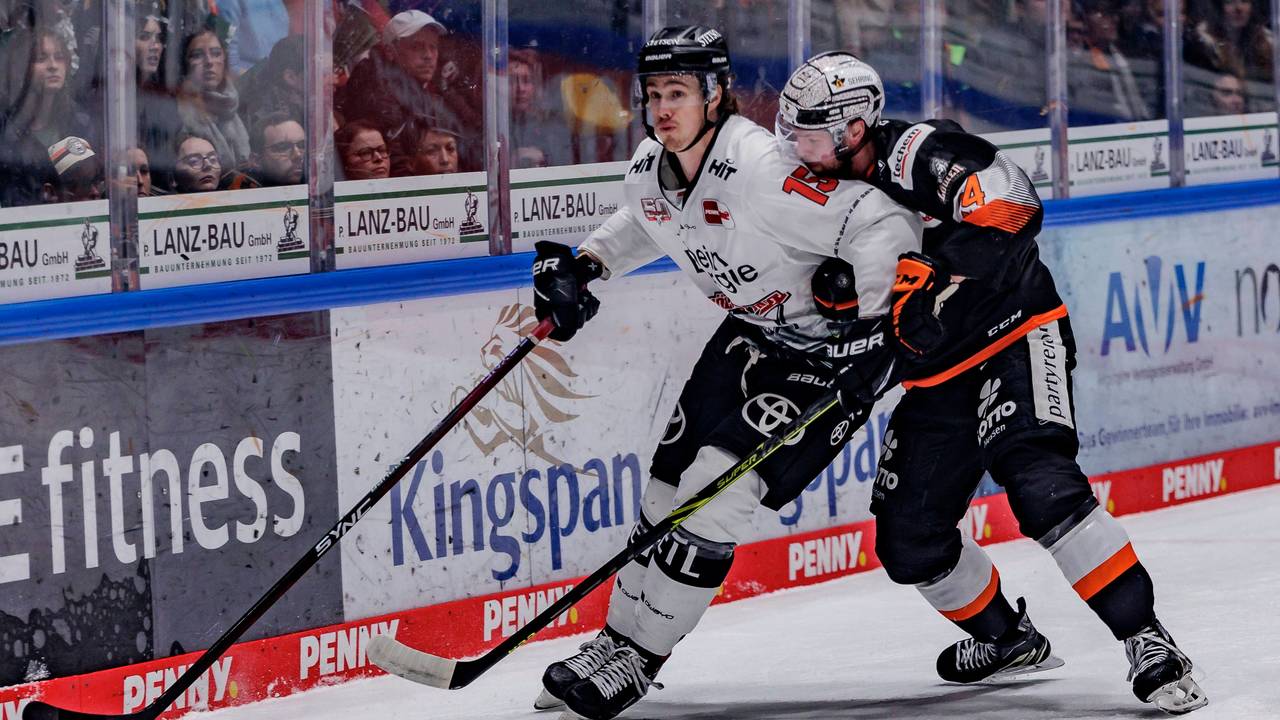 Louis-Marc Aubry und Reece Scarlett kämpfen um den Puck.