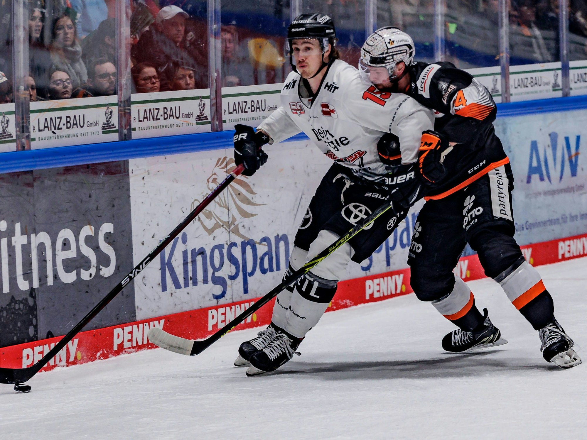 Louis-Marc Aubry und Reece Scarlett kämpfen um den Puck.