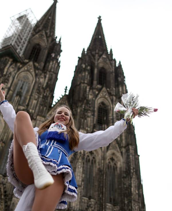 Ein Funkenmariechen tanzt beim Rosenmontagszug am 27. Februar 2017 vor dem Kölner Dom.