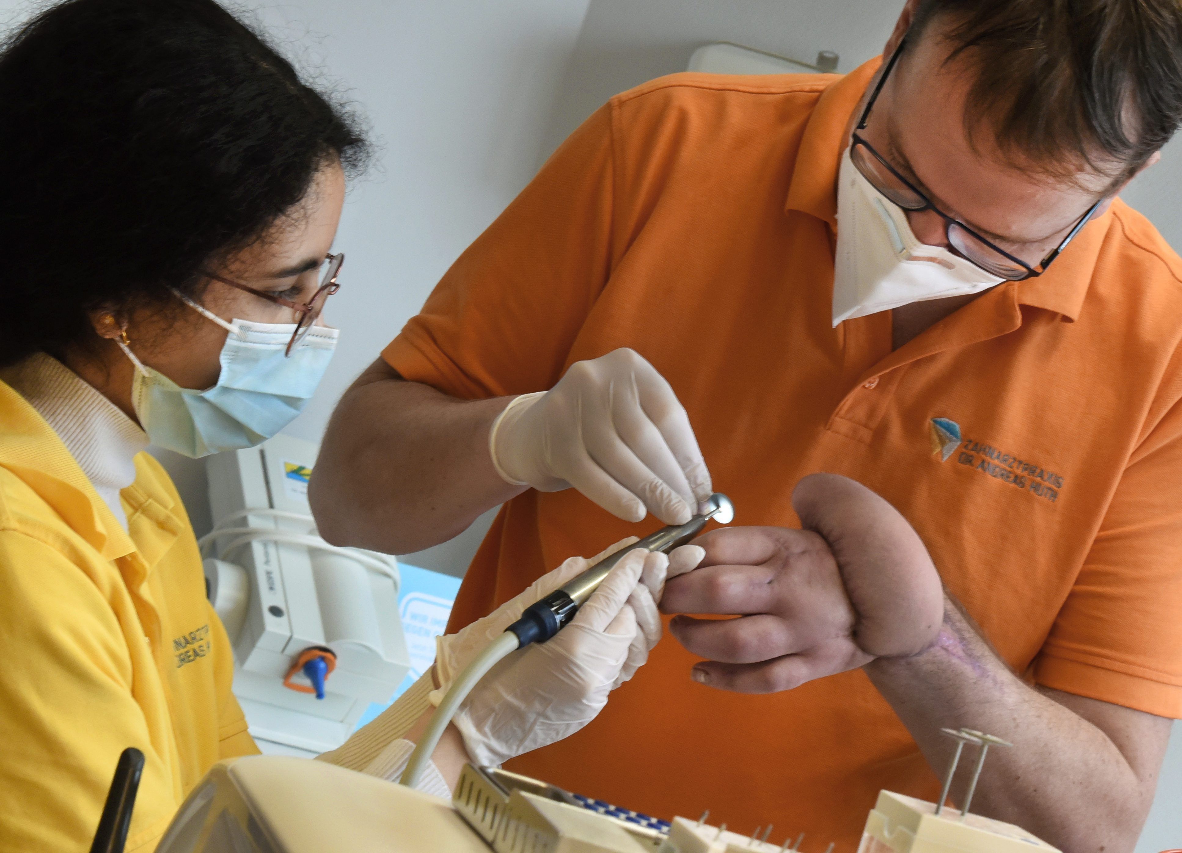 In seiner Zahnarztpraxis in Leipzig bereitet Zahnarzt Andreas Huth mit seiner Zahnmedizinischen Fachangestellten Zina eine Cerec-Krone für eine Patientin vor.