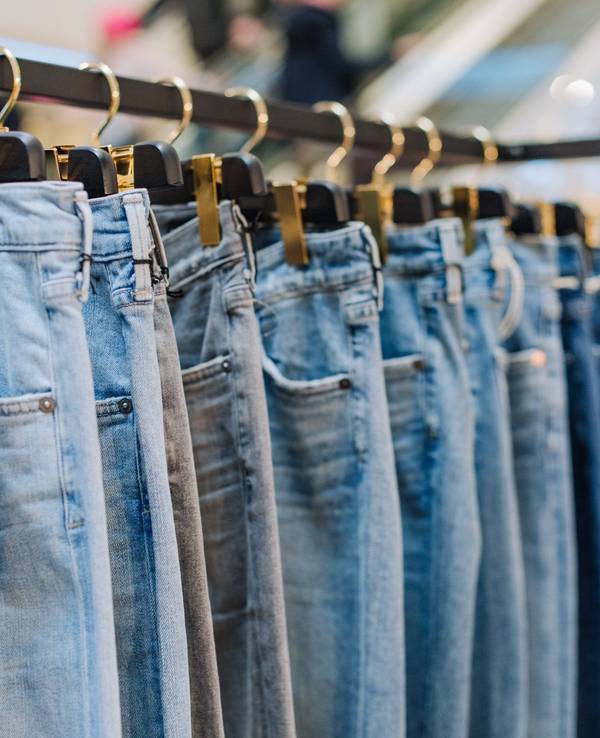 Stilvolle Jeanshosen in einem Bekleidungsgeschäft auf einem Kleiderständer.