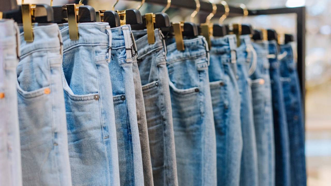 Stilvolle Jeanshosen in einem Bekleidungsgeschäft auf einem Kleiderständer.