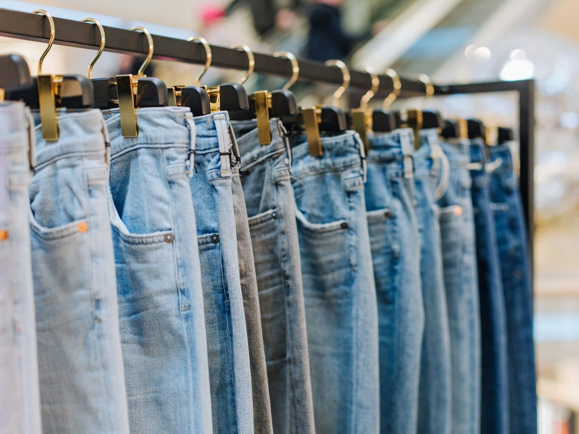 Stilvolle Jeanshosen in einem Bekleidungsgeschäft auf einem Kleiderständer.