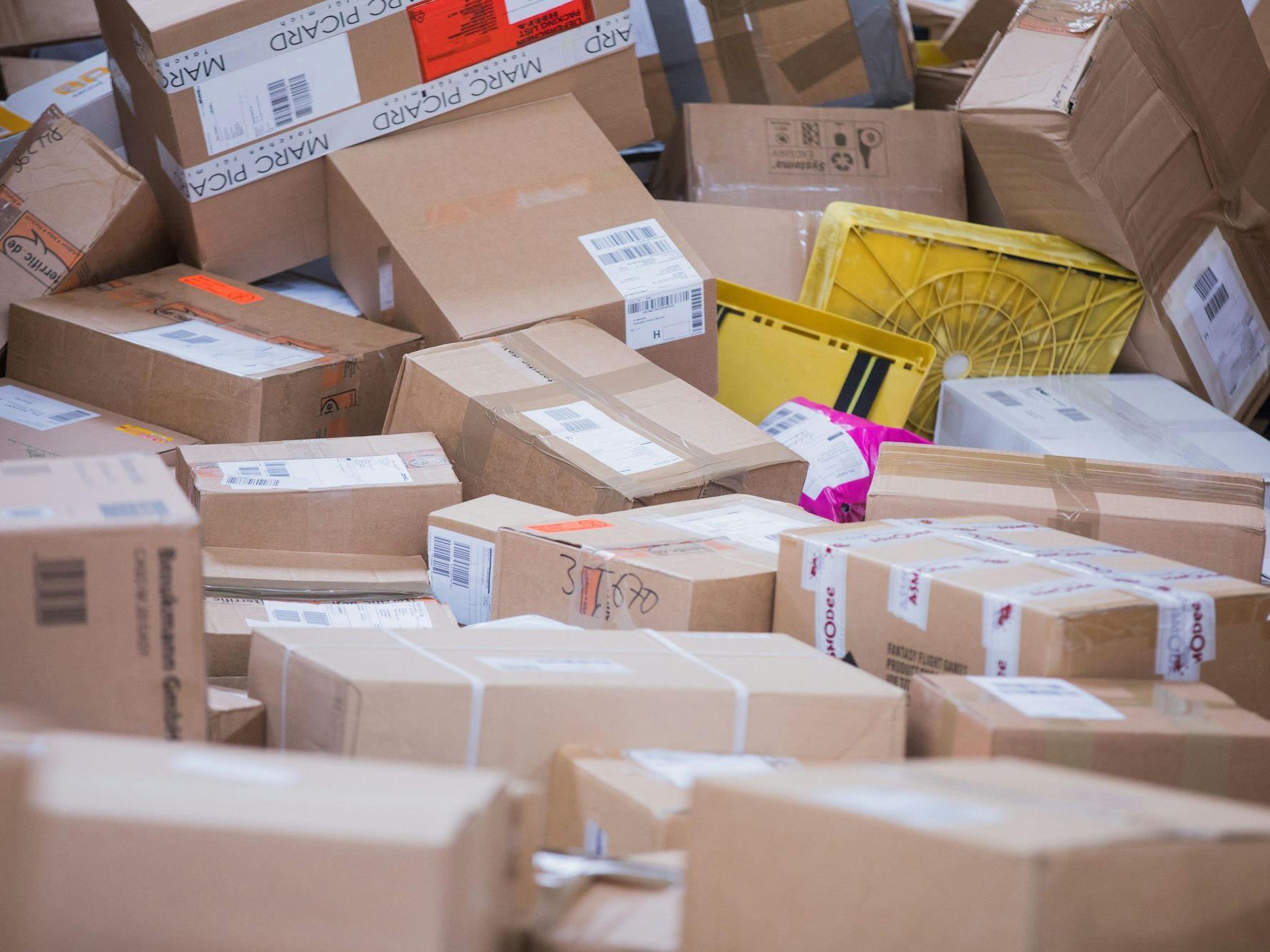 Viele Pakete liegen nebeneinander.