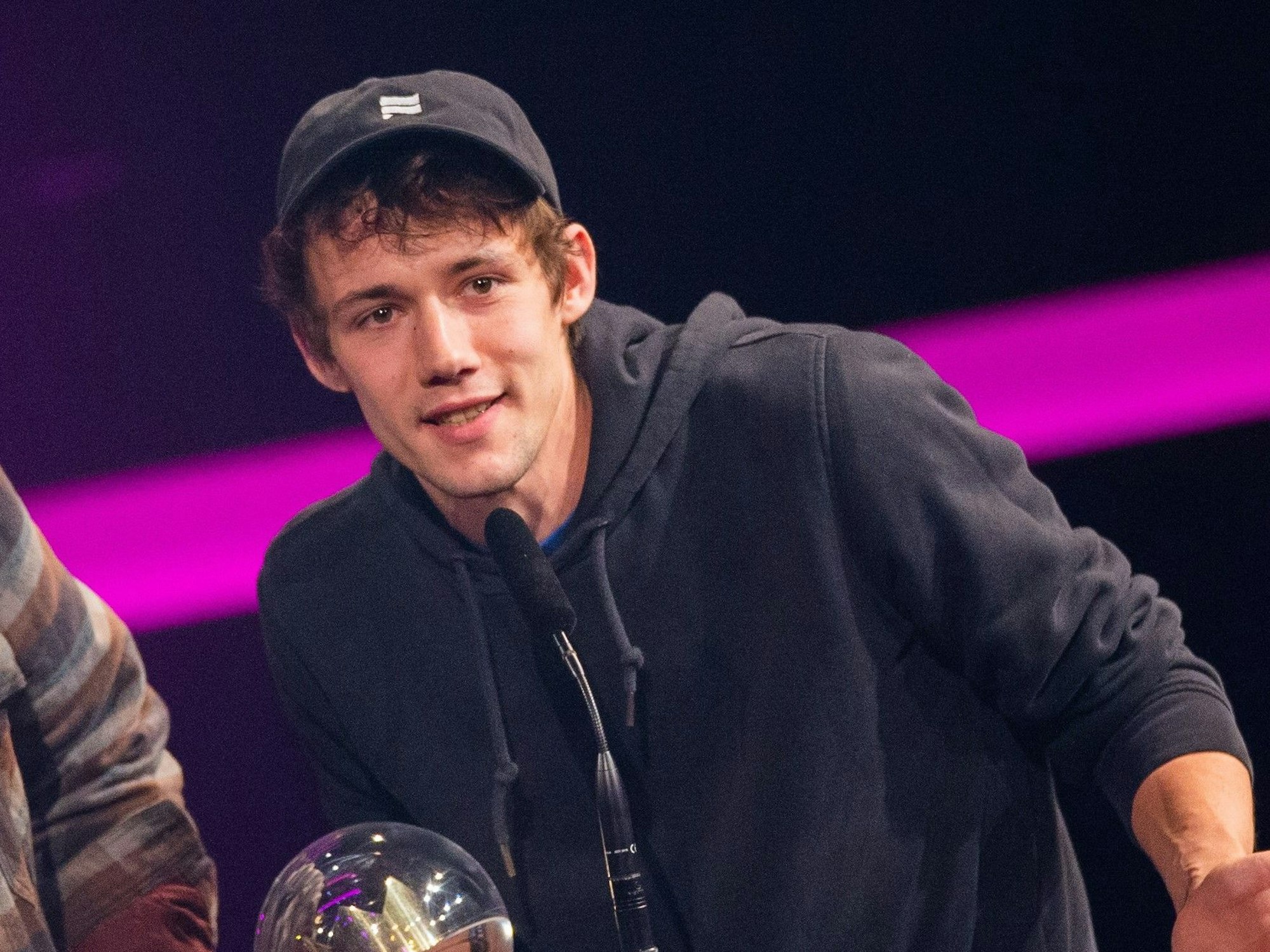 Henning May von der Band AnnenMayKantereit steht auf der Bühne der Jahrhunderthalle in Bochum und nimmt die 1Live-Krone entgegen.