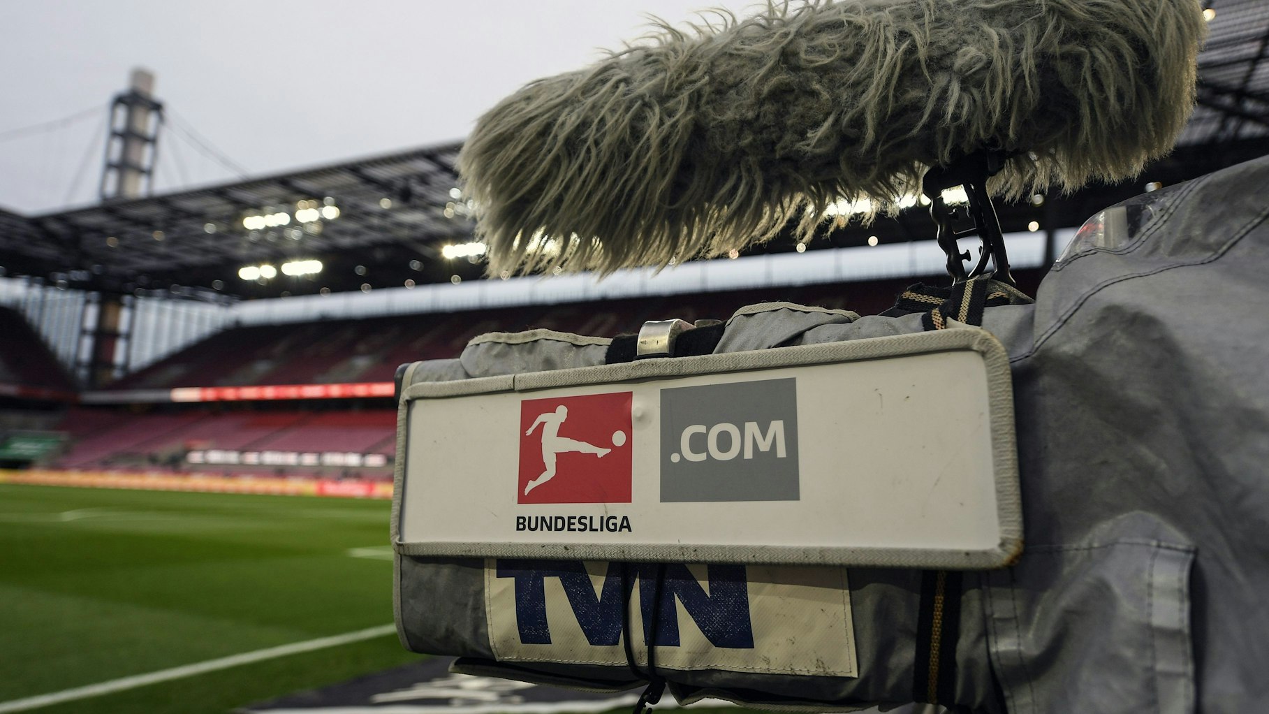 Eine TV-Kamera steht vor einem Spiel im Rhein-Energie-Stadion.