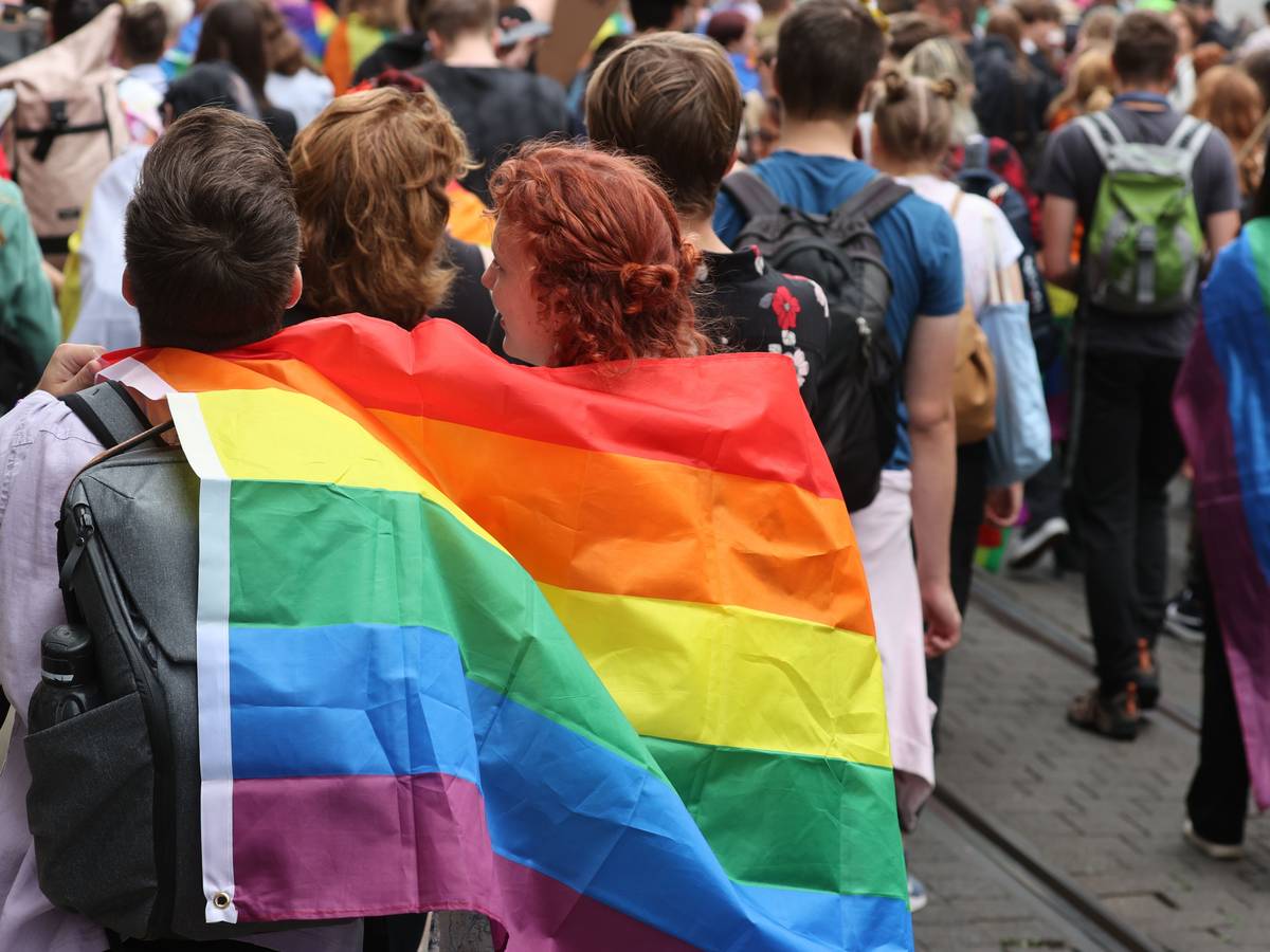 Menschen gehen im August 2022 beim Erfurter Christopher Street Day (CSD) für mehr Toleranz und Vielfalt in der Gesellschaft durch die Innenstadt.