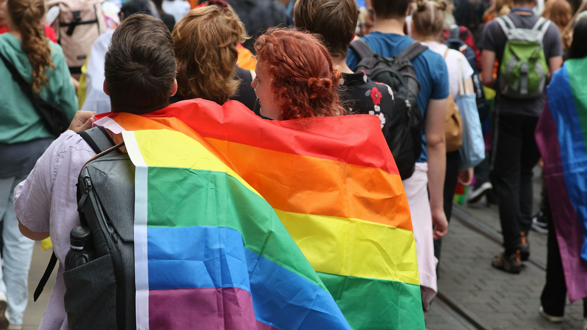 Menschen gehen beim Erfurter Christopher Street Day (CSD) für mehr Toleranz und Vielfalt in der Gesellschaft durch die Innenstadt.