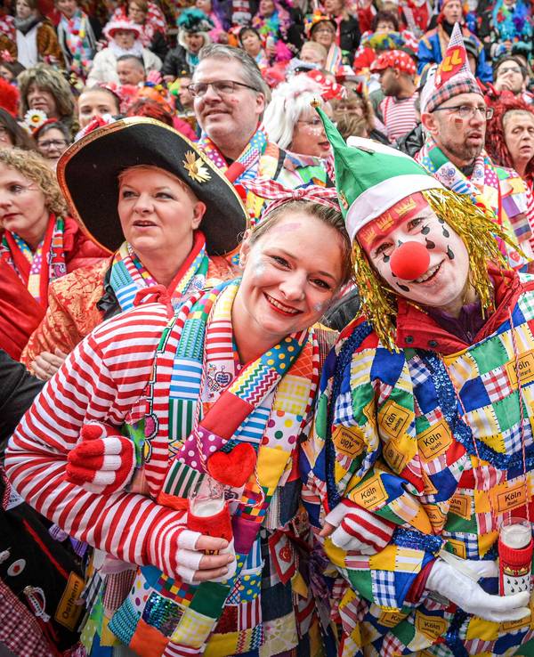 Jecke feiern auf dem Alter Markt in der Kölner Altstadt die Eröffnung des Straßenkarnevals.