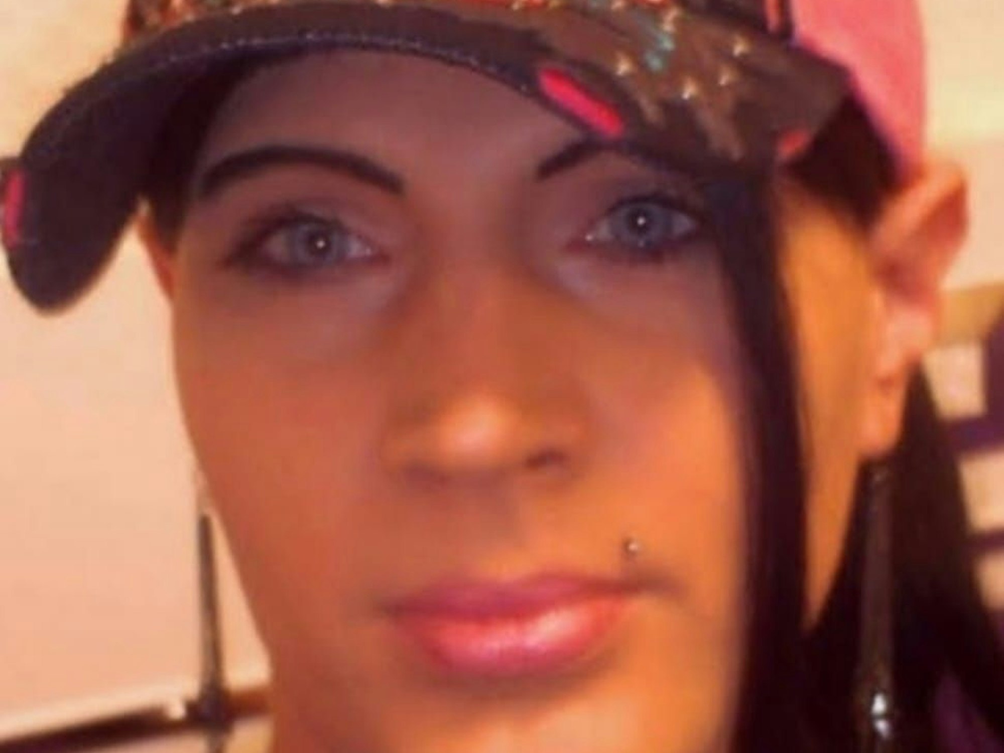 Marc Dominik Rosenzweig aus NRW als Frau. Wegen Anfeindungen wollte er irgendwann keine Frau mehr sein.