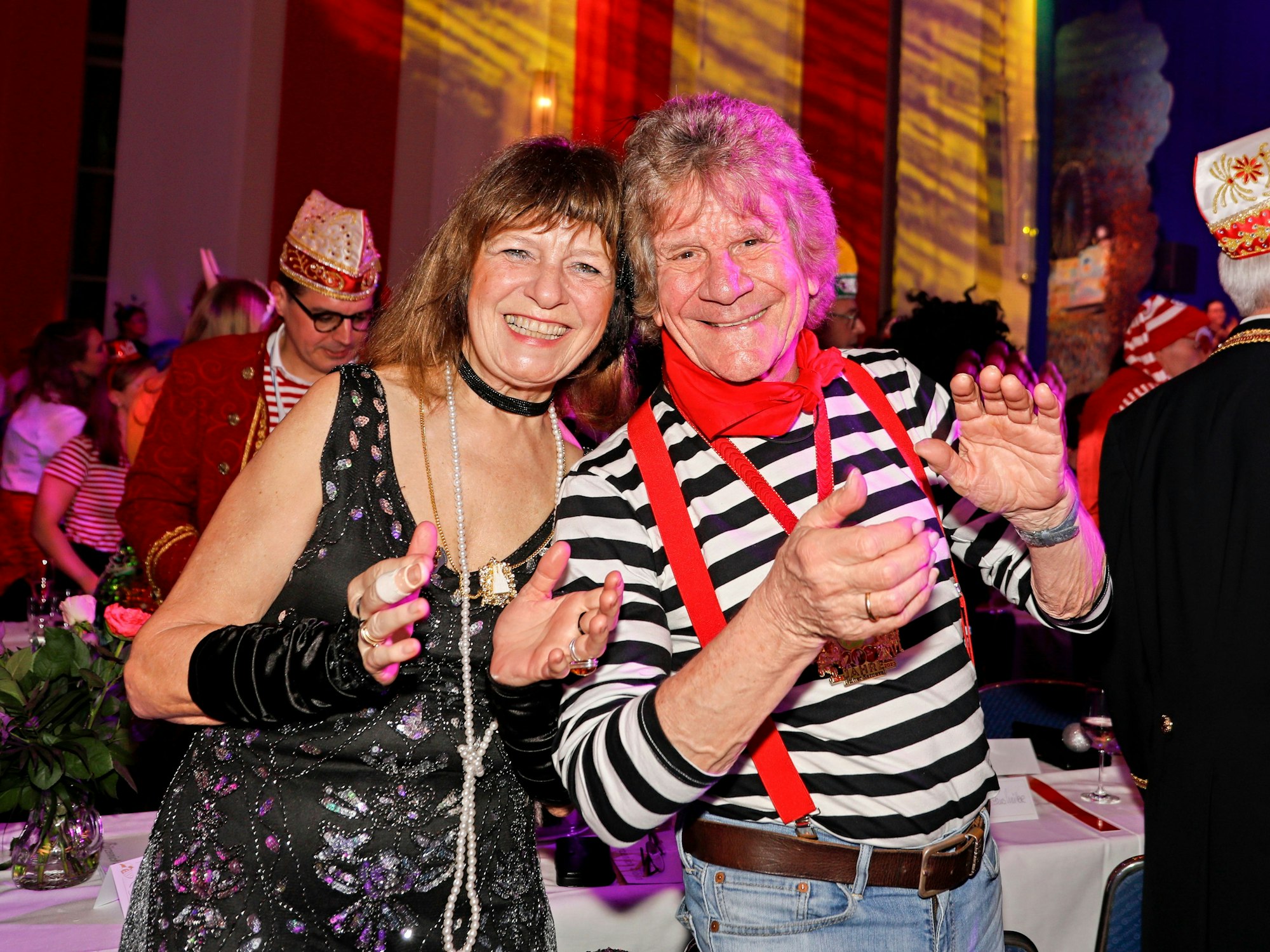 Bömmel Lückerath und seine Frau Dorothee feiern bei einer Sitzung.